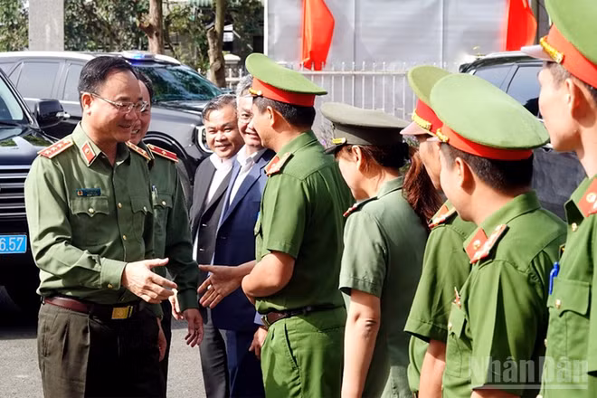 Thượng tướng Phạm Thế Tùng, Thứ trưởng Công an và Đoàn công tác thăm và làm việc tại Công an xã Hiệp Thạnh, tỉnh Lâm Đồng.