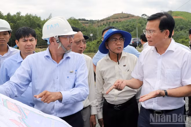 Chủ tịch Ủy ban nhân dân tỉnh Lâm Đồng Hồ Văn Mười nghe chủ đầu tư báo cáo về dự án cụm công nghiệp Đạ Huoai.