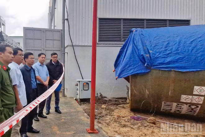 Phó Chủ tịch Ủy ban nhân dân tỉnh Lâm Đồng Đinh Văn Tuấn (giữa) cùng cơ quan chức năng kiểm tra hiện trường vụ việc.