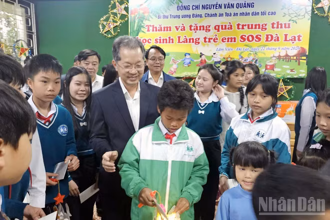 Đồng chí Nguyễn Văn Quảng thăm hỏi, động viên các em đang sinh sống, học tập tại Làng trẻ em SOS Đà Lạt. (Ảnh: BẢO VĂN)