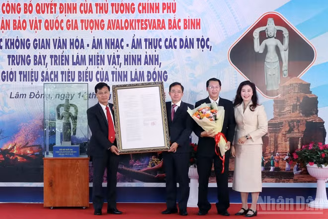 Lãnh đạo tỉnh Lâm Đồng và ngành văn hóa tỉnh đón nhận quyết định của Thủ tướng Chính phủ công nhận Bảo vật quốc gia tượng Avalokitesvara Bắc Bình.