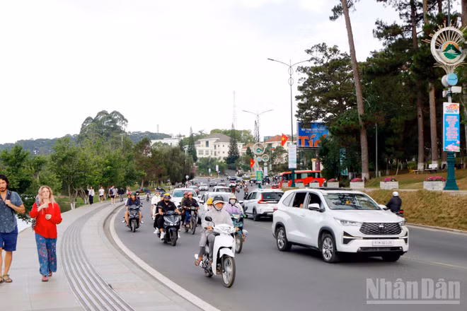 Phố phường xứ ngàn hoa Đà Lạt thông thoáng trong ngày đầu kỳ nghỉ lễ Giỗ Tổ.