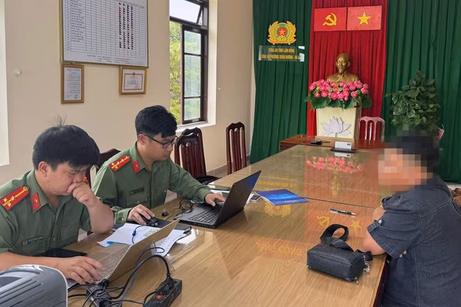 Đơn vị chức năng Công an tỉnh Lâm Đồng làm việc với ông Đ.M.T. (Ảnh: Công an tỉnh Lâm Đồng cung cấp)