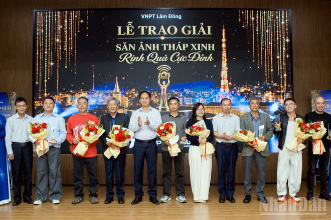 Lãnh đạo VNPT Lâm Đồng và Ban tổ chức tri ân Hội đồng giám khảo và tôn vinh các tác giả đoạt giải.