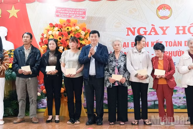 Bí thư Tỉnh ủy Lâm Đồng Y Thanh Hà Niê Kđăm trao quà tặng các gia đình có hoàn cảnh khó khăn tại liên tổ dân phố Hà Đông 1, 2, 3, phường Lâm Viên-Đà Lạt.