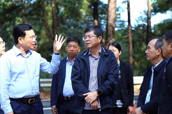 Chủ tịch Ủy ban nhân dân tỉnh Lâm Đồng Hồ Văn Mười (hàng đầu, bên trái) yêu cầu sở chuyên ngành khẩn trương công bố tình huống khẩn cấp về thiên tai tại đèo Prenn, liên quan sạt lở. (Ảnh: N.L)