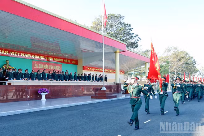 Quang cảnh duyệt đội ngũ tại Lễ ra quân huấn luyện năm 2026 của Học viện Lục quân.