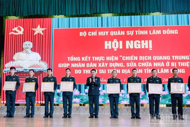 Đại tá Đinh Hồng Tiếng, Chỉ huy trưởng Bộ Chỉ huy Quân sự tỉnh Lâm Đồng trao giấy khen tặng các tập thể, cá nhân hoàn thành xuất sắc nhiệm vụ trong "Chiến dịch Quang Trung".
