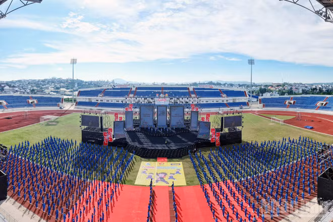 Gần 2.000 thiếu nhi và phụ trách Đội tạo nên màn đồng diễn võ nhạc Vovinam tại Festival Thiếu nhi toàn quốc lần thứ nhất, xác lập kỷ lục Việt Nam.