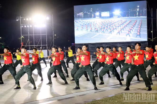 Màn trình diễn võ thuật mở đầu chương trình khai mạc Hội thao quân sự, võ thuật và thể thao Công an nhân dân khu vực 3 tại Lâm Đồng.