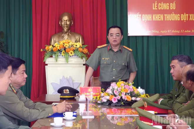 Đại tá Huỳnh Ngọc Liêm, Phó Giám đốc Công an tỉnh Lâm Đồng đánh giá cao tinh thần trách nhiệm trong đấu tranh phòng, chống tội phạm của Công an phường Xuân Hương-Đà Lạt.
