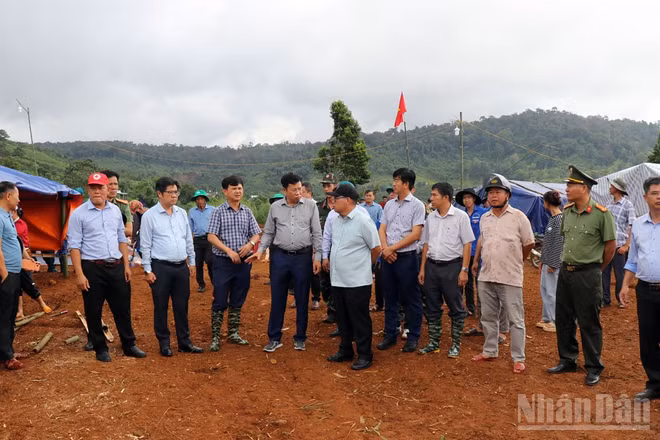 Đoàn công tác tỉnh Lâm Đồng kiểm tra tình hình sạt lở, sụt lún đất và thăm hỏi người dân vùng ảnh hưởng tại thôn Đắk Snao. (Ảnh: VĂN YÊN)