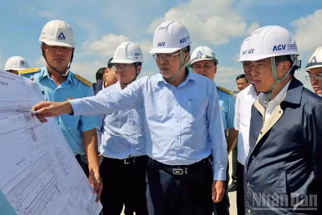 Bí thư Tỉnh ủy Lâm Đồng Y Thanh Hà Niê Kđăm nghe đại diện Tổng công ty Cảng hàng không Việt Nam báo cáo tiến độ dự án.