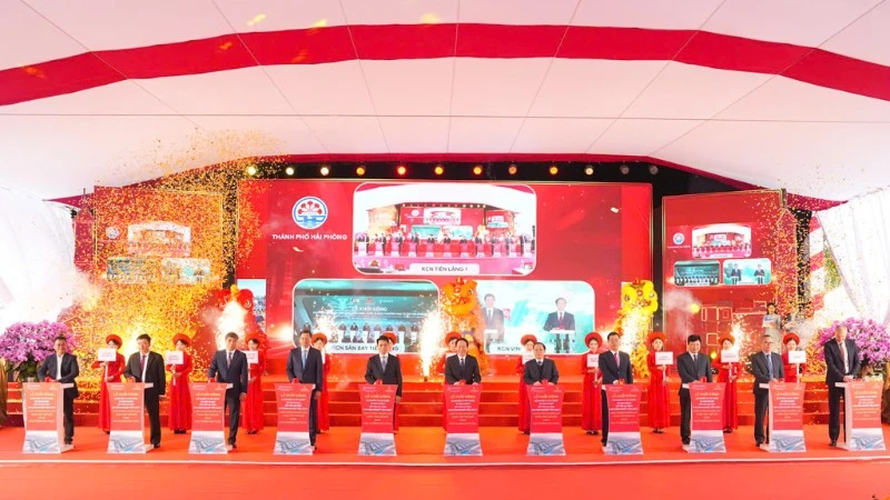 Các đại biểu thực hiện nghi thức khởi công Dự án đầu tư xây dựng và kinh doanh kết cấu hạ tầng Khu công nghiệp Tiên Lãng 1.