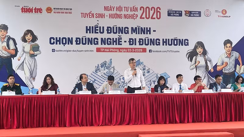 Ban tư vấn giải đáp ý kiến của phụ huynh, học sinh tại Ngày hội.