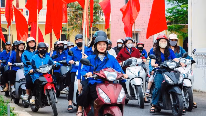 Đội hình thanh niên tình nguyện ra quân tuyên truyền về cuộc bầu cử.