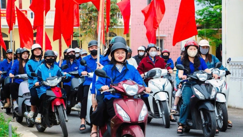 Đội hình thanh niên tình nguyện ra quân tuyên truyền về cuộc bầu cử.