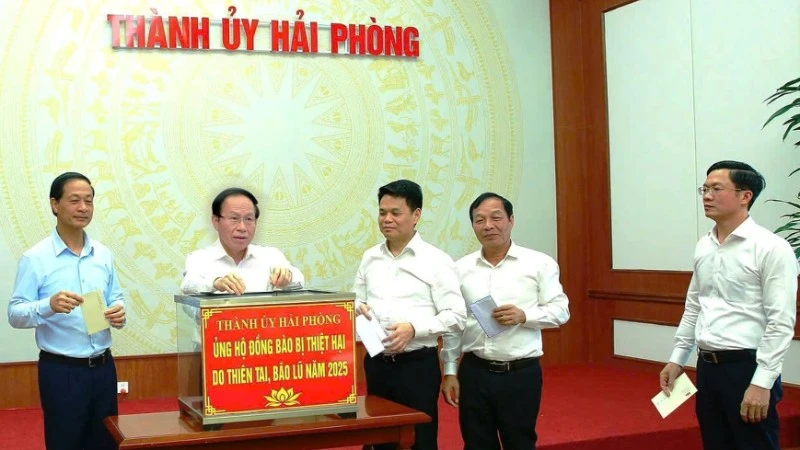 Các đồng chí Thường trực Thành ủy Hải Phòng ủng hộ đồng bào bị thiệt hại do thiên tai, bão lũ. (Ảnh: DUY THÍNH)