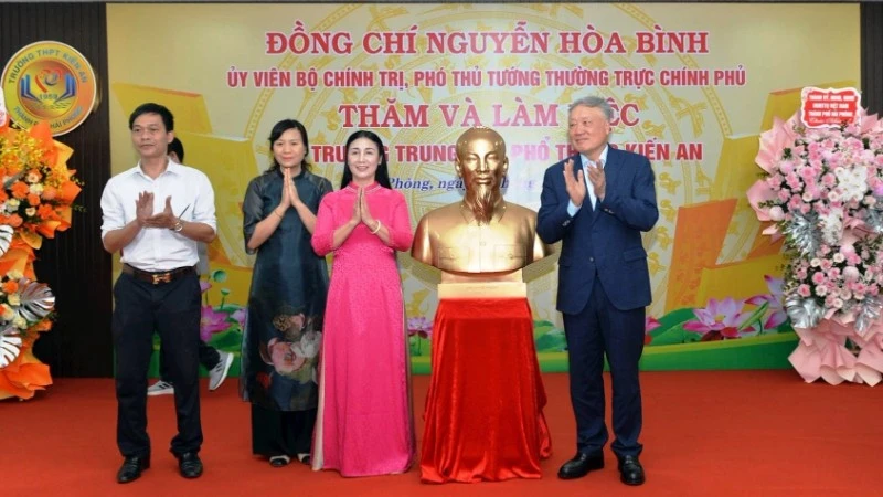 Phó Thủ tướng Thường trực Chính phủ Nguyễn Hòa Bình tặng Trường trung học phổ thông Kiến An bức tượng chân dung Chủ tịch Hồ Chí Minh. (Ảnh: PHAN TUẤN)