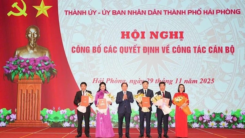 Bí thư Thành ủy Hải Phòng Lê Tiến Châu trao các quyết định của Ban Thường vụ Thành ủy Hải Phòng cho các đồng chí được phân công, điều động, bổ nhiệm.