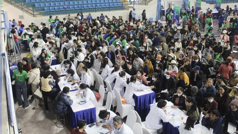 Trong Ngày hội “Sống khỏe mỗi ngày 2025” tại Hải Phòng, hơn 1.000 người dân thành phố đã được khám sức khỏe và sàng lọc bệnh tiêu hóa miễn phí. (Ảnh: HOÀNG HẰNG)