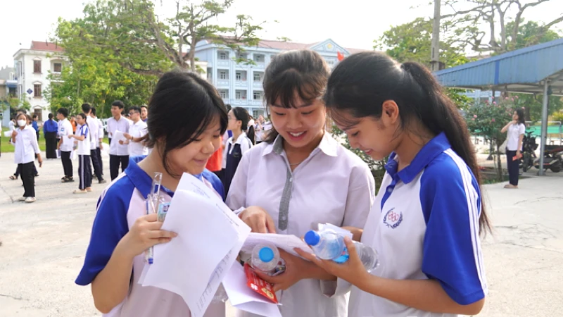 Thí sinh dự thi phấn khởi vì hoàn thành tốt các bài thi.