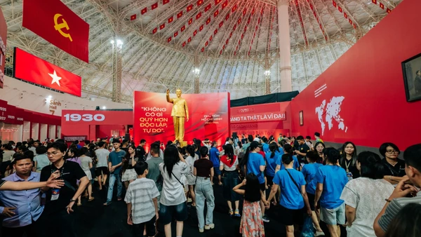 Pho tượng Chủ tịch Hồ Chí Minh được đặt chính giữa Triển lãm, thu hút đông đảo người dân đến tham quan. Ảnh: TL