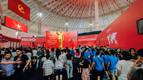 Pho tượng Chủ tịch Hồ Chí Minh được đặt chính giữa Triển lãm, thu hút đông đảo người dân đến tham quan. Ảnh: TL