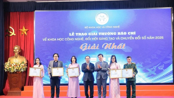 Các tác giả giành giải Nhất Giải thưởng báo chí về Khoa học, công nghệ, đổi mới sáng tạo và chuyển đổi số năm 2025.