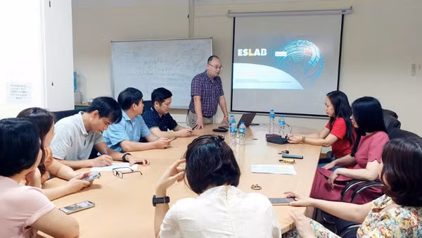Tiến sĩ Phạm Ngọc Minh, Phó trưởng phòng Kỹ thuật điều khiển và Tự động hóa cùng nhóm tác giả triển khai nhiệm vụ nghiên cứu ứng dụng AI đa phương thức trong phát hiện thông tin sai lệch và phân tích mạng xã hội. (Ảnh: TL)
