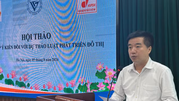 Thạc sĩ Nguyễn Quyết Chiến, Tổng Thư ký Liên hiệp Hội Khoa học và Kỹ thuật Việt Nam phát biểu tại hội thảo. (Ảnh: BÍCH LIÊN)