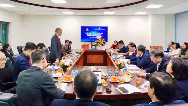 Quang cảnh buổi gặp mặt và trao đổi học thuật giữa các chuyên gia Việt Nam và Mỹ về chủ đề xã hội trí tuệ nhân tạo trong kỷ nguyên số ở Việt Nam (6/1/2026). (Ảnh: LÊ HỒNG)