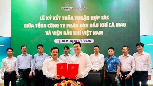 Đại diện lãnh đạo VPI và PVCFC ký Biên bản ghi nhớ. (Ảnh: LIÊN HIẾU)