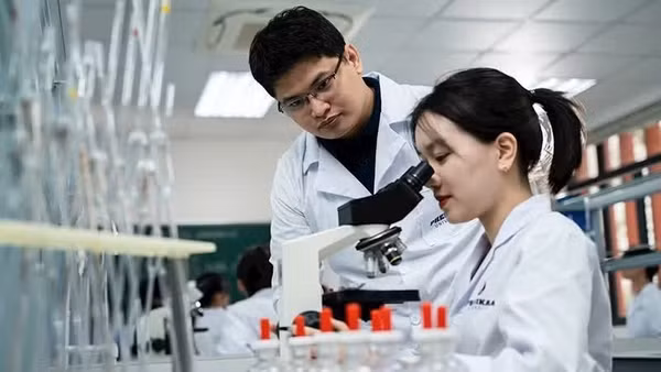 Hoạt động nghiên cứu khoa học với trang thiết bị hiện đại tại Trường đại học Phenikaa. (Ảnh: KIM BÁCH)