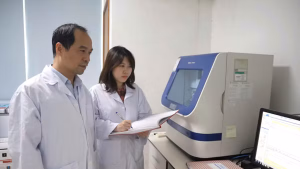 Nghiên cứu khoa học tại Viện Hàn lâm Khoa học và Công nghệ Việt Nam.