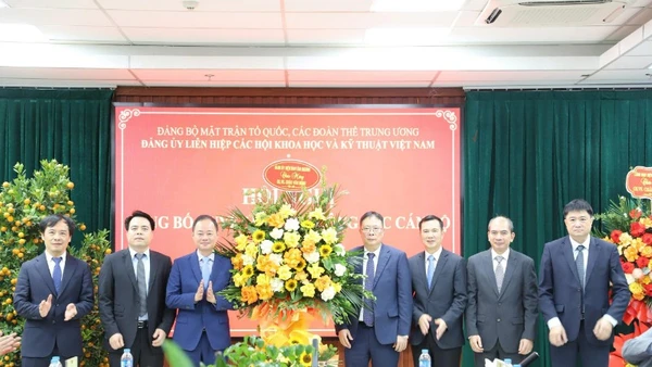 Lãnh đạo Viện Hàn lâm chúc mừng Giáo sư, Viện sĩ Châu Văn Minh. (Ảnh: HIẾU LIÊN)