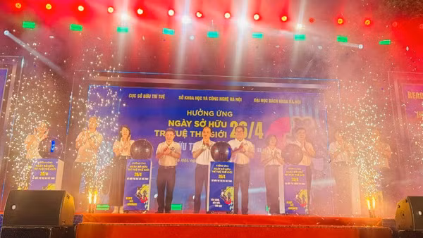 Các đại biểu thực hiện nghi thức phát động hưởng ứng Ngày Sở hữu trí tuệ thế giới 26/4. (Ảnh: BÍCH LIÊN)