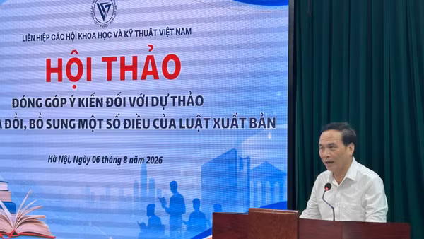 Phó Giáo sư, Tiến sĩ Phạm Ngọc Linh, Phó Chủ tịch Liên hiệp các Hội Khoa học và Kỹ thuật Việt Nam phát biểu tại hội thảo. (Ảnh: BÍCH LIÊN)