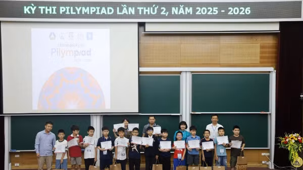 Ban Tổ chức đã trao cho các thí sinh đạt thành tích cao. (Ảnh: HIẾU LIÊN)