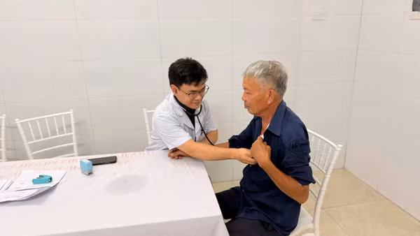 Các bác sĩ khám sức khỏe, khám sàng lọc miễn phí cho người dân tỉnh Hưng Yên.