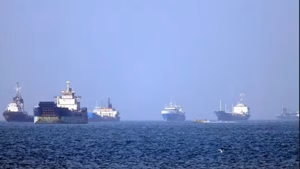 Tàu thuyền vận chuyển trên eo biển Hormuz. (Ảnh: THX/TTXVN)