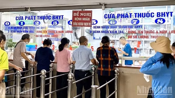 Bệnh nhân khám, nhận thuốc tại Bệnh viện Bạch Mai. (Ảnh minh họa: ĐỖ THOA)