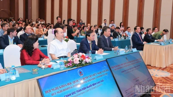 Hội nghị Khoa học quốc tế năm 2026 với chủ đề “Chăm sóc toàn diện người bệnh cao tuổi” theo hình thức kết hợp trực tiếp và trực tuyến, với sự tham dự của các chuyên gia đầu ngành trong nước và quốc tế.