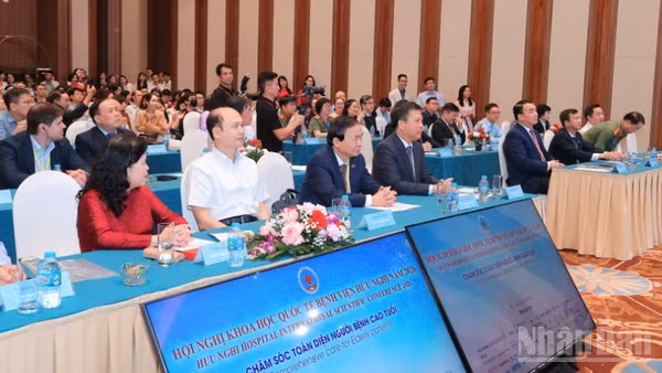 Hội nghị Khoa học quốc tế năm 2026 với chủ đề “Chăm sóc toàn diện người bệnh cao tuổi” theo hình thức kết hợp trực tiếp và trực tuyến, với sự tham dự của các chuyên gia đầu ngành trong nước và quốc tế.