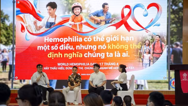 Nguyễn Mạnh Huy (thứ 3 từ bên trái) và Hà Đức Hải (ngoài cùng bên trái) - những chàng trai mắc bệnh máu khó đông (hemophilia) đầy nghị lực và lòng biết ơn.