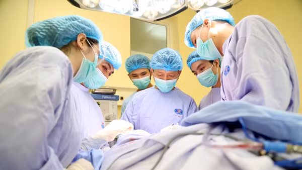Ê-kíp các bác sĩ Bệnh viện K phẫu thuật cho thiếu niên 16 tuổi mắc ung thư da vùng thái dương.