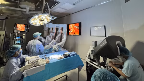 Ê-kíp các bác sĩ Bệnh viện K phẫu thuật robot thành công cho bệnh nhân.