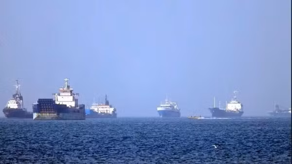 Tàu thuyền vận chuyển trên eo biển Hormuz. (Ảnh: THX/TTXVN)
