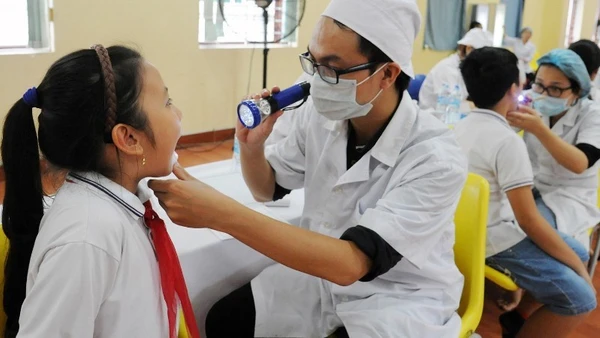 Khám sức khỏe định kỳ cho học sinh tại Trường tiểu học Lê Quý Đôn, Hà Nội. (Ảnh: TRẦN HẢI)