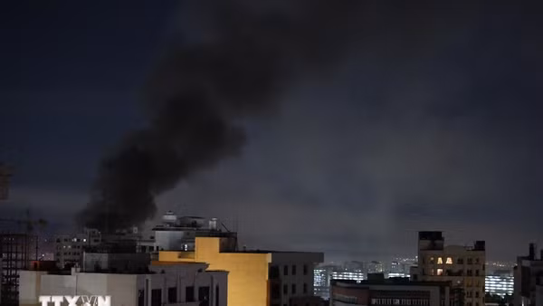 Khói bốc lên sau cuộc không kích của Israel tại Tehran, Iran, ngày 7/3/2026. (Ảnh: THX/TTXVN)